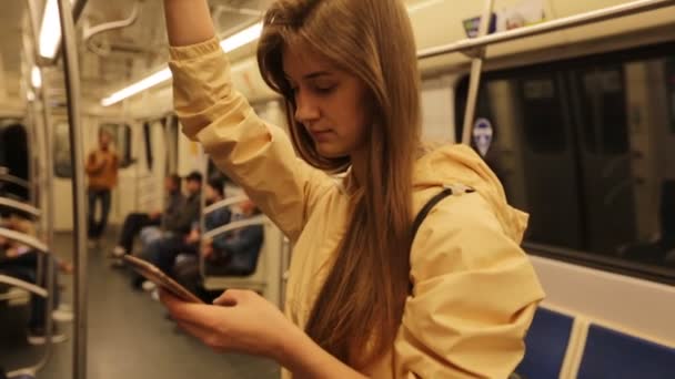 Schönes Mädchen Fährt Die Bahn Und Schaut Auf Das Telefon — Stockvideo