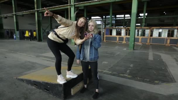 Két Lány Állni Hangár Megvitatják Projekt — Stock videók