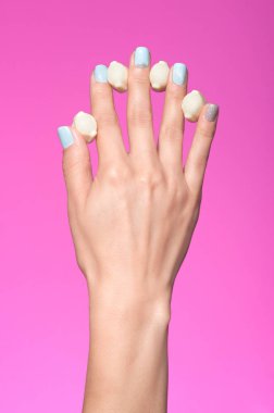 Bir kelebek ile moda manikür. Jelatin şeker pembe bir arka plan ile kadın manikür