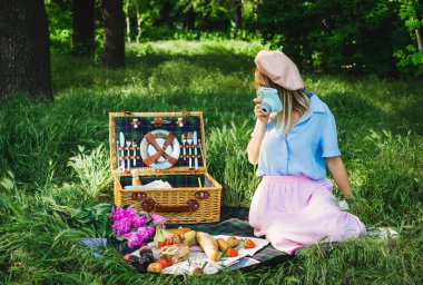 Şık kadın ile polaroid fotoğraf makinesi açık parkta piknik fotoğraf çekmek
