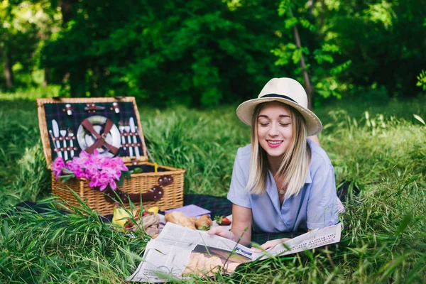 Retrato Feliz Romântico Jovem Mulher Chapéu Leitura Revista Livre Parque — Fotografia de Stock