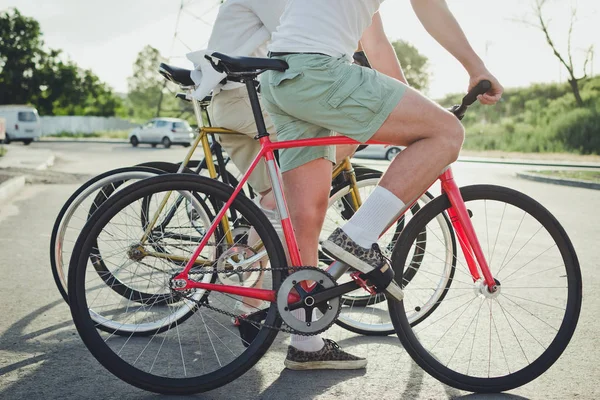 Gruppe Von Radfahrern Die Mit Festem Gang Auf Der Straße — Stockfoto