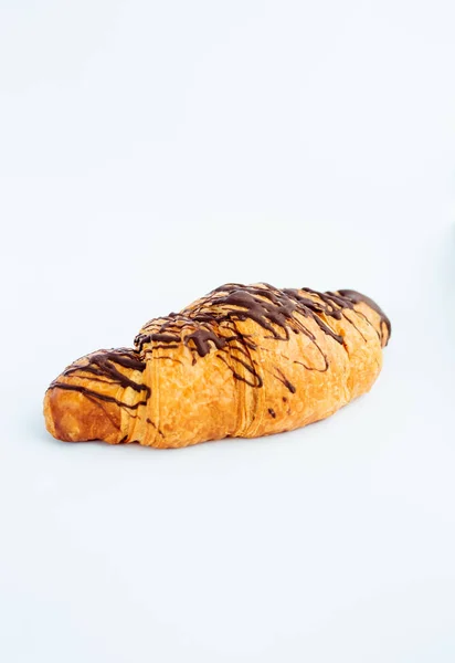 Färsk Croissant Hälls Med Choklad Isolerad Vit Bakgrund — Stockfoto