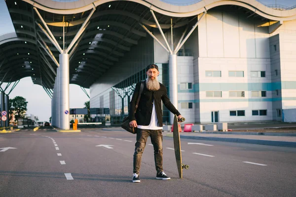 Stylový Pohledný Muž Středního Věku Dlouhé Šedivé Vousy Stojící Longboard — Stock fotografie