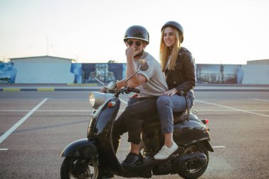 Vintage kentsel arka plan üzerinde sürme ve biraz eğlenmeye mutlu genç çift