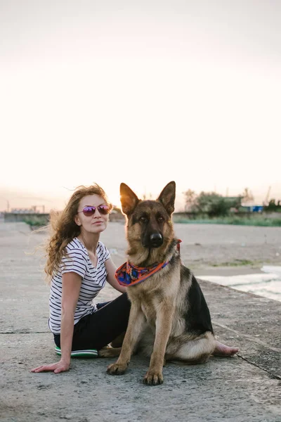 Glückliche Junge Frau Hält Und Sitzt Mit Ihrem Schäferhund Freien — Stockfoto