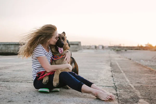 Jovem Feliz Segurando Abraçando Seu Cão Pastor Alemão Livre Cais — Fotografia de Stock