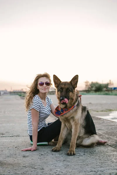 Glad Ung Kvinna Håller Och Sitter Med Sin Schäfer Hund — Stockfoto