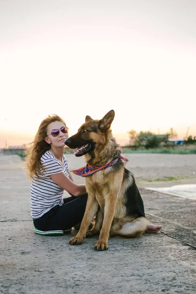 Šťastná Mladá Žena Držící Seděl Svým Psem Německého Ovčáka Venkovní — Stock fotografie