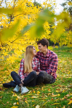 Mutlu genç çift sonbahar park açık havada gülen ve having fun 