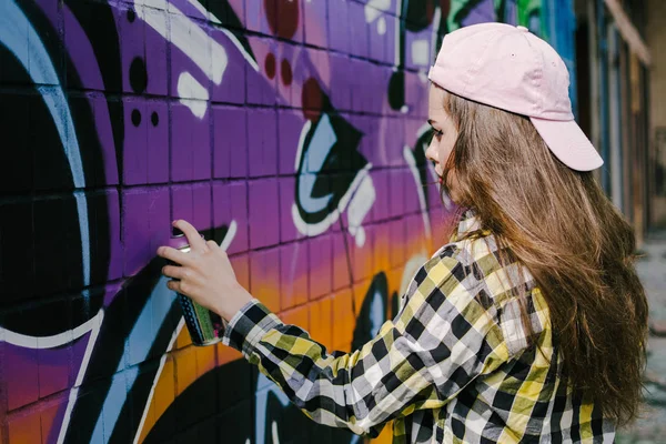 Νεαρή Γυναίκα Καλλιτέχνης Γκράφιτι Σχέδιο Στον Τοίχο Υπαίθριο — Φωτογραφία Αρχείου