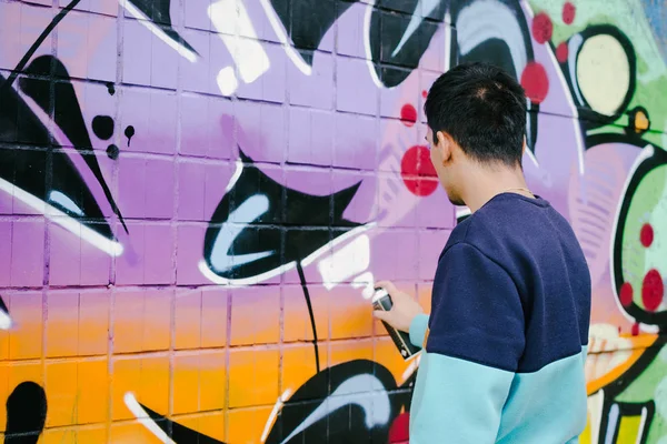 Duvardaki resim genç adam grafiti sanatçısı