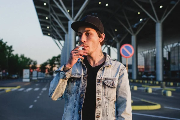 Retrato Hombre Elegante Fumar Cigarrillo Fondo Urbano Durante Puesta Del — Foto de Stock