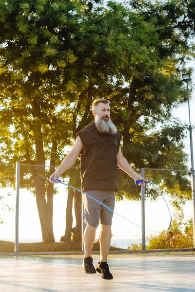 Knappe Middelste Leeftijd Man Met Lange Grijze Baard Een Springtouw — Stockfoto