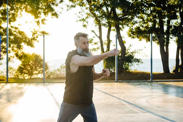 Hombre Mediana Edad Con Barba Gris Larga Boxeando Con Sombra — Foto de Stock