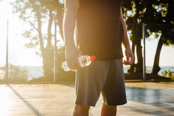 Hombre Guapo Sosteniendo Una Botella Agua Durante Carrera Mañana — Foto de Stock