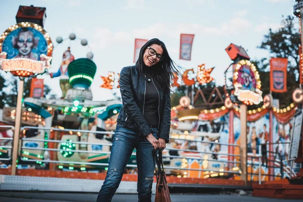 Mujer Atractiva Joven Gafas Divirtiéndose Parque Con Atracciones —  Fotos de Stock