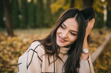 Bir güzel şık genç esmer kadın Sonbahar Park portresi 