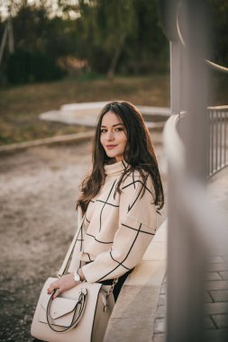 Bir güzel şık genç esmer kadın Sonbahar Park portresi 