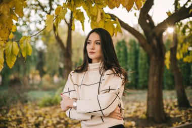 Bir güzel şık genç esmer kadın Sonbahar Park portresi 