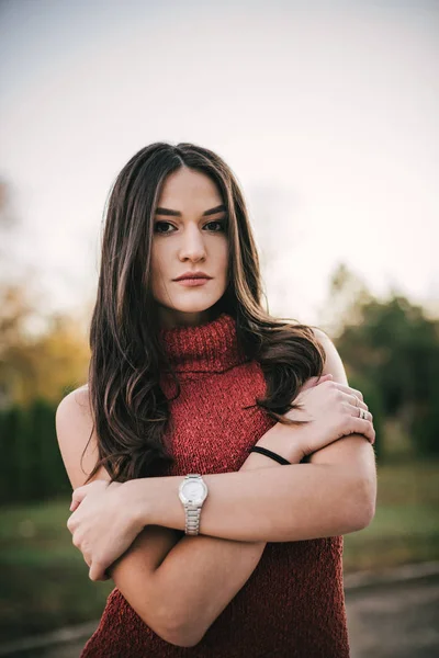 Retrato Una Hermosa Joven Morena Con Estilo Parque Otoño —  Fotos de Stock