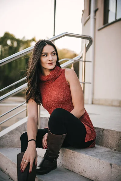 Retrato Una Hermosa Joven Morena Con Estilo Parque Otoño — Foto de Stock