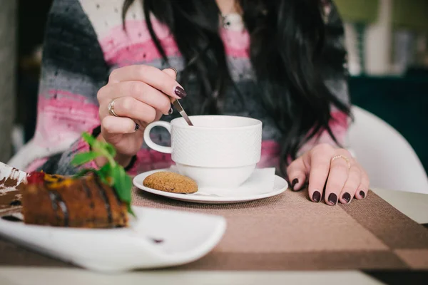 Крупный План Женщины Сидящей Кафе Смешивающей Чашку Чая Ложкой — стоковое фото