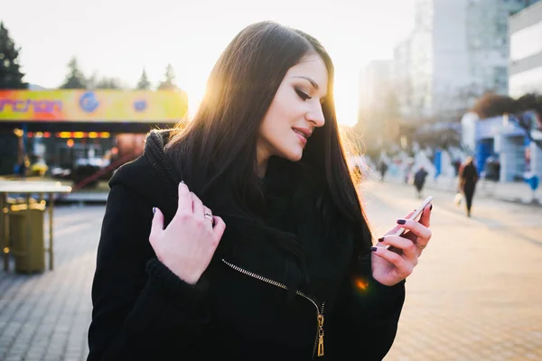 Young Pretty Woman Using Smartphone City Centre — Stock Photo, Image