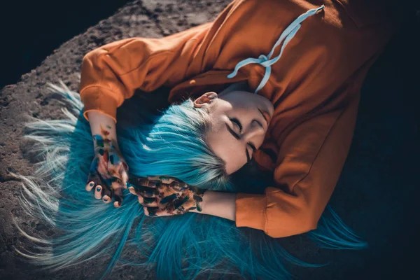 Retrato Jovem Artista Mulher Camisola Laranja Com Cabelo Azul — Fotografia de Stock