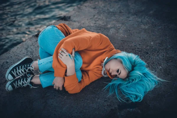 Deniz iskelede yalan mavi saçlı Genç hipster kadın