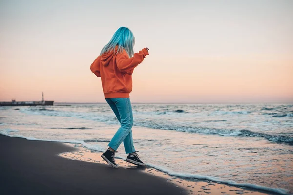 Young Hipster Woman Orange Sweatshirt Blue Hair Playing Sea Waves — Stock Photo, Image