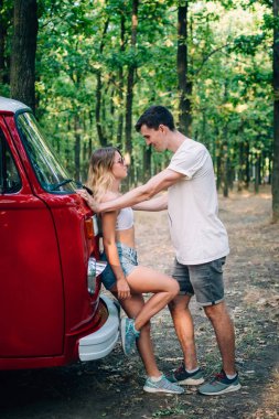 Kırmızı eski otobüs, açık yakın duran genç çift