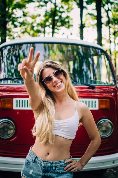 Genç güzel hippi Tabelalı Kadın V, açık 