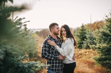 Sarılma n orta açılış köknar ağacının genç çift