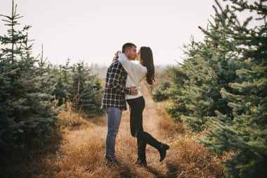 Sarılma n orta açılış köknar ağacının genç çift