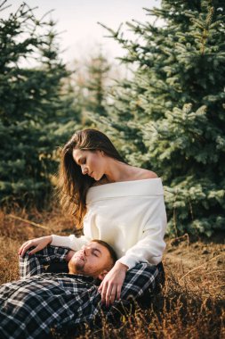 Yerde oturan ve her diğer, açık hayran genç çift