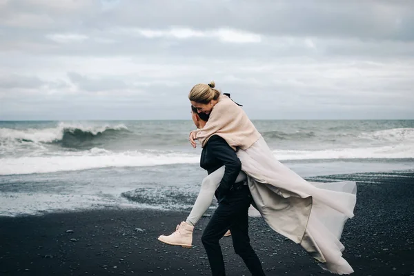 Casal Jovem Abraçando Divertindo Praia Areia Preta Islândia — Fotografia de Stock
