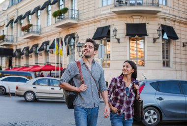 Genç şehirde yürüyüş ve biraz eğlenmeye yarış turist çift karışık