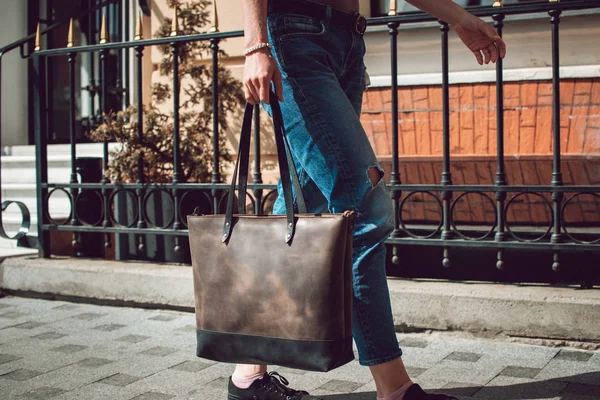 革バッグで街の上を歩いて女性の脚のショットを閉じる — ストック写真