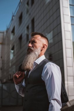 Takım, güneşli gün boyunca modern bina zemin üzerine açık havada olgun adam yakışıklı portresi sakallı