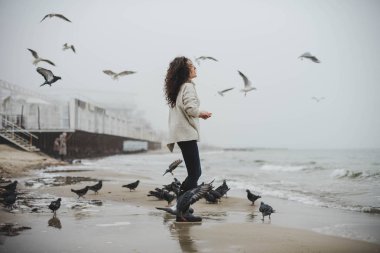 Besleme birds deniz sahilde sisli gün genç kıvırcık kadın
