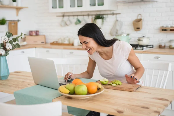Молодая Привлекательная Женщина Использует Ноутбук Кухне Время Приготовления Пищи — стоковое фото