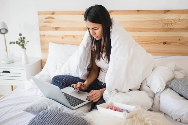 Веселая Молодая Женщина Ноутбуком Постели Дома Покрытая Одеялом — стоковое фото