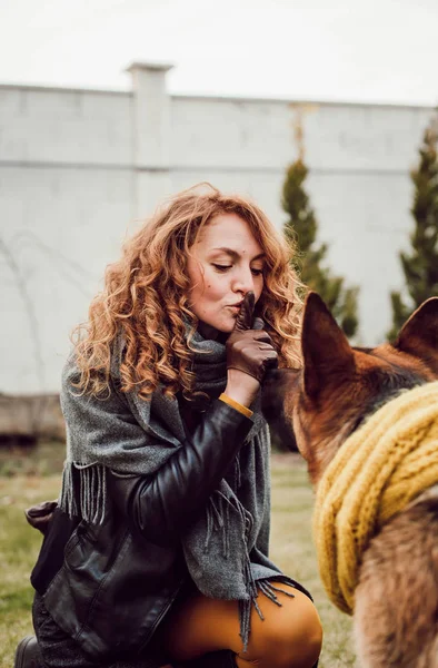 Mladá Stylová Žena Trénuje Svého Německého Ovčáka Psa Trávě Venkovní — Stock fotografie