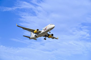 Barselona, İspanya; 16 Temmuz 2023: Vueling şirketinin Airbus A320 uçağı, Josep Tarradellas Barselona-El Prat havaalanına indi.