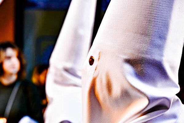 Назарянин-кающийся, во время крестного хода Страстной недели в Алькаль-де-Гуадайра, Андалусия, Севилья.