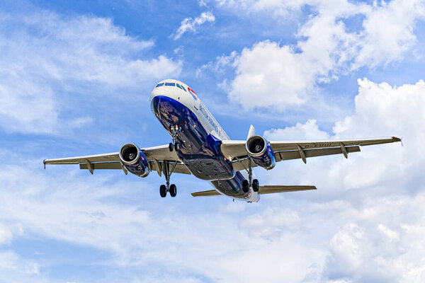 Барселона, Испания; 5 апреля 2025 года: Airbus A320 авиакомпании British Airways приземлился в аэропорту Барселоны-Эль-Прат.