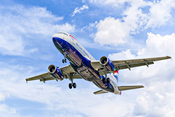 Барселона, Испания; 5 апреля 2025 года: Airbus A320 авиакомпании British Airways приземлился в аэропорту Барселоны-Эль-Прат.