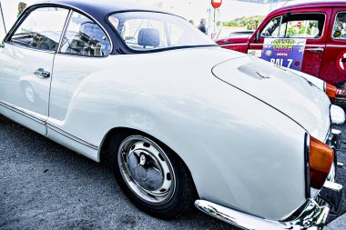 Santa Margarida de Montbui, Barselona, İspanya; 24 Mayıs 2025: Klasik araba sergisi, Volkswagen Karmann. Eski arabalar.