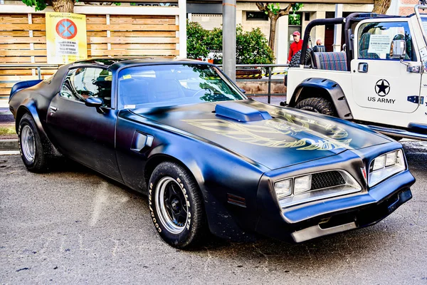 Santa Margarita de Montbui, Barselona, İspanya; 24 Mayıs 2025: Klasik Araba Sergisi, Pontiac Firebird. Eski Otomobiller